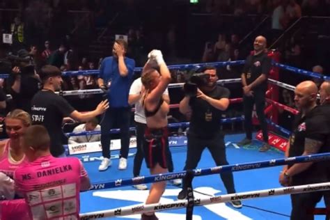 boxer that flashed crowd|Kingpyn Boxing video: Daniella Hemsley flashes fans。